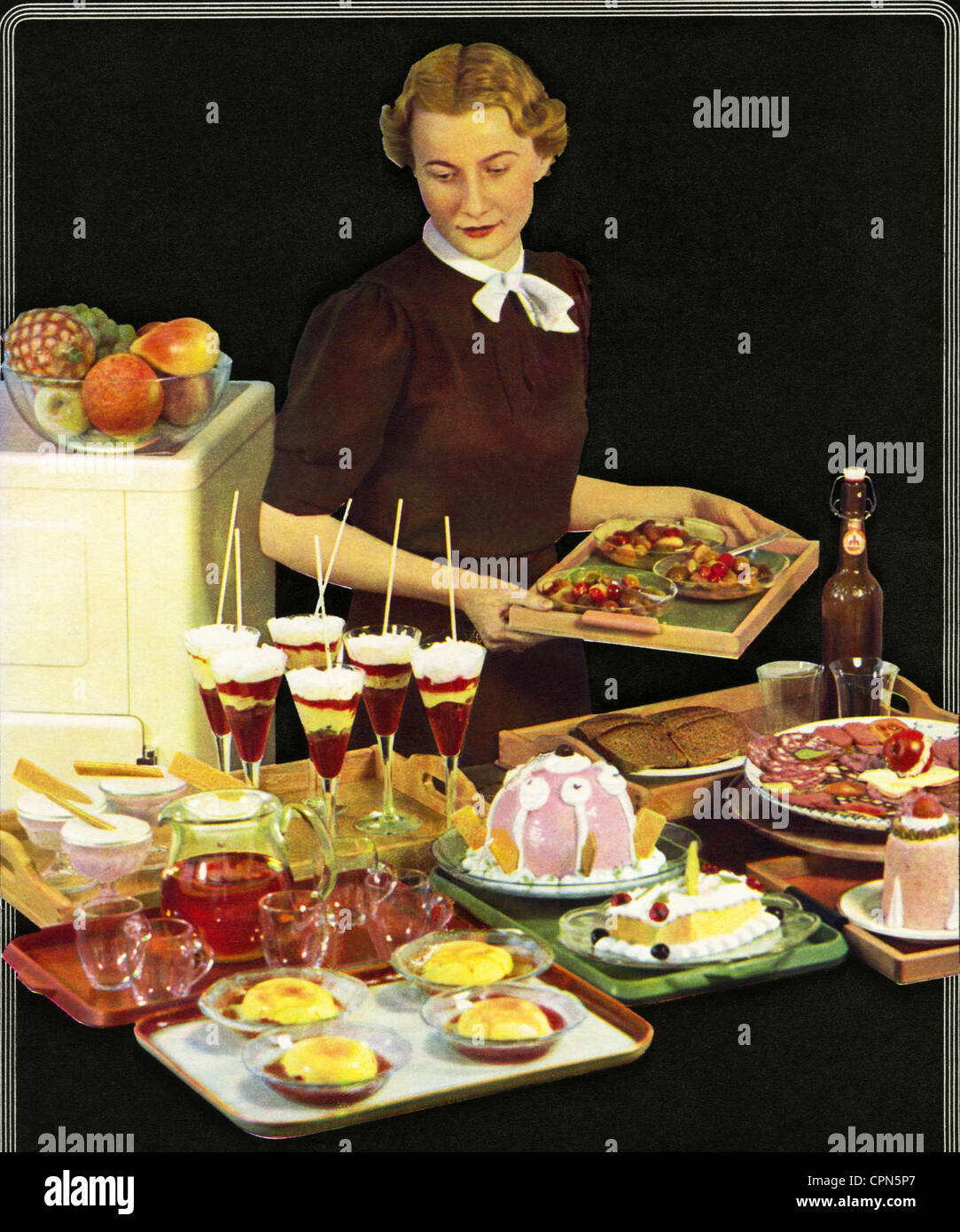 Famiglia, cucina, casalinga servendo dessert, Germania, 1938, diritti aggiuntivi-clearences-non disponibile Foto Stock