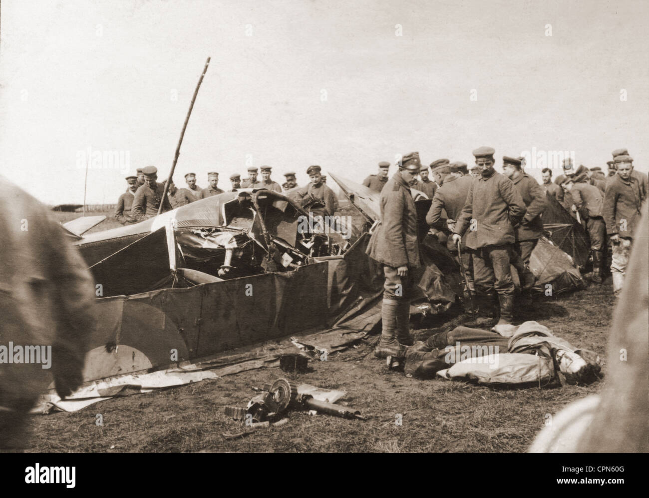 Prima guerra mondiale / prima guerra mondiale, soldati tedeschi che sparano un aereo inglese, tra Marcoing e Ribecourt, così chiamato Siegfried posizione, Francia, 14.4.1917, Additional-Rights-clearences-non disponibile Foto Stock