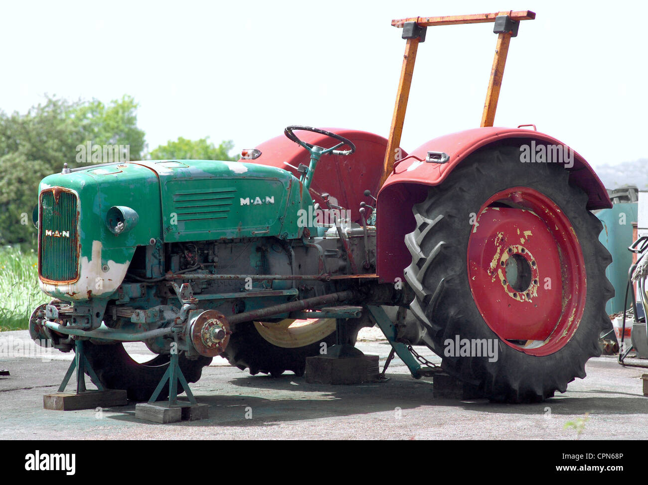 L'agricoltura, la macchina, l'uomo il trattore da 1962, jack up, simbolo immagine per la discesa dell'agricoltura, Hunding, Baviera, Germania Foto Stock