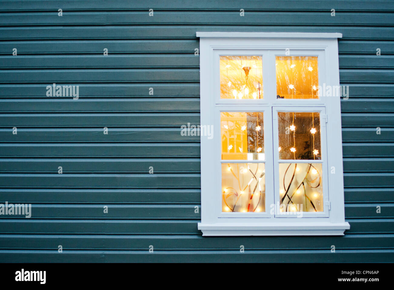 Le luci di Natale appeso nella vedova Foto Stock