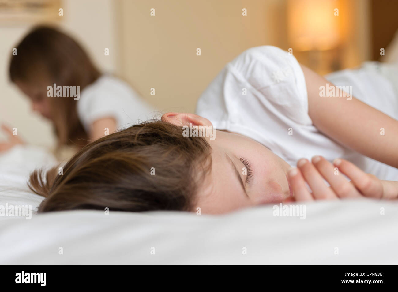 Ragazza a sonnecchiare sul letto Foto Stock