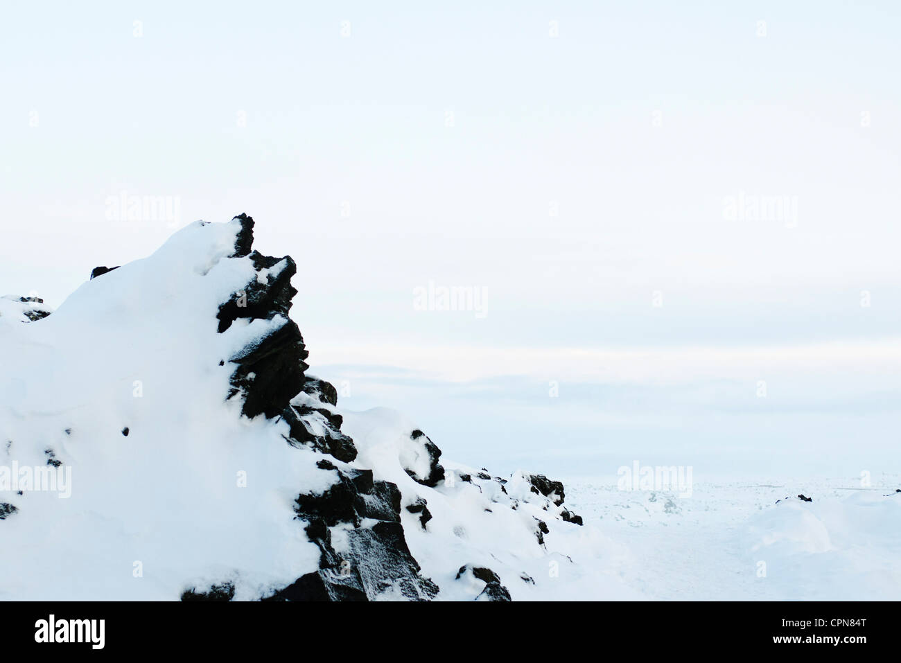 La roccia vulcanica coperto di neve, penisola di Reykjanes, Islanda Foto Stock