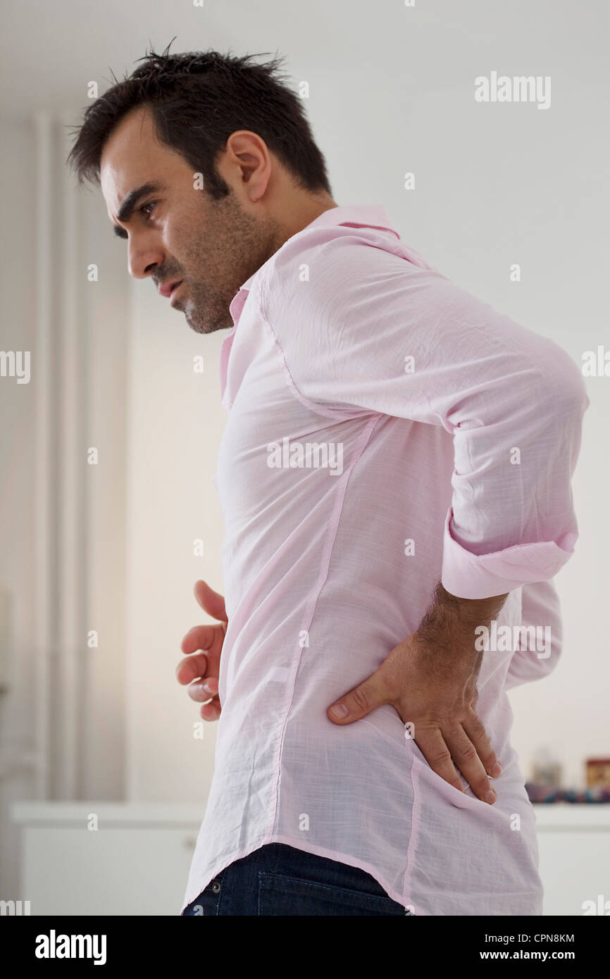 I dolori alla parte inferiore della schiena IN UN UOMO Foto Stock
