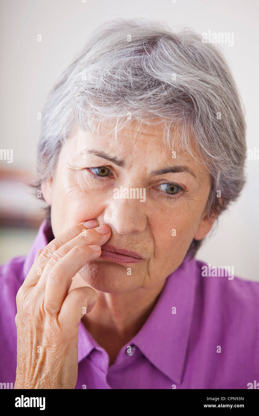 Persona anziana con un mal di denti Foto Stock