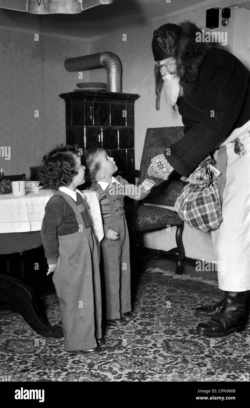 Natale, San Nicola visitando due bambini, Germania, dicembre, 1953, attenzione! Non deve essere usato nel contesto negativo Foto Stock