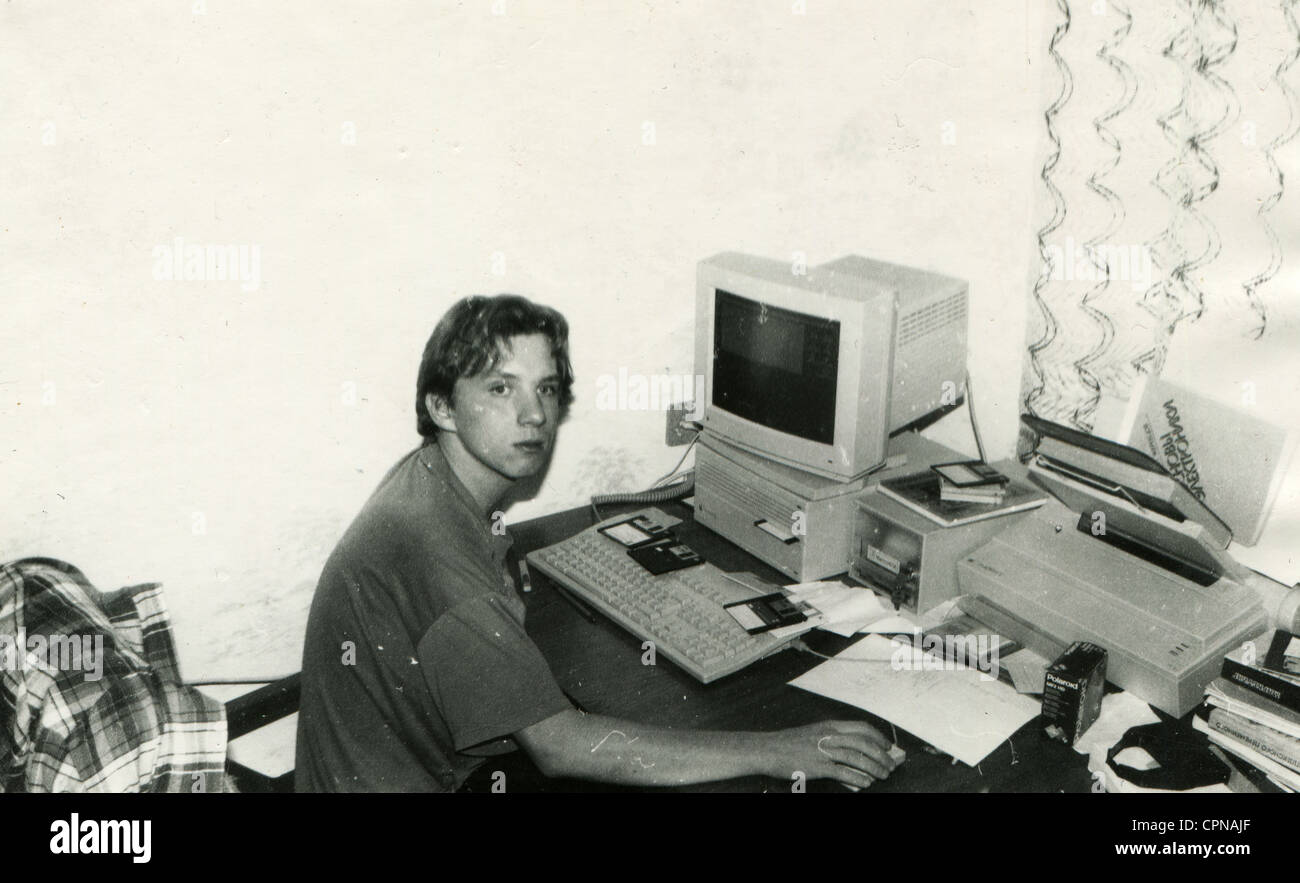 Adolescente lavorando a un computer Mac, Lugansk, Ucraina 1992 Foto Stock