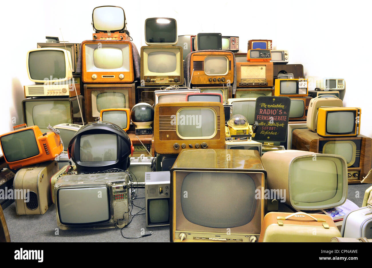 Broadcast, televisione, collezione di vecchi televisori del 50s, 60s e 70s, Monaco di Baviera, Germania, Additional-Rights-Clearance-Info-Not-Available Foto Stock