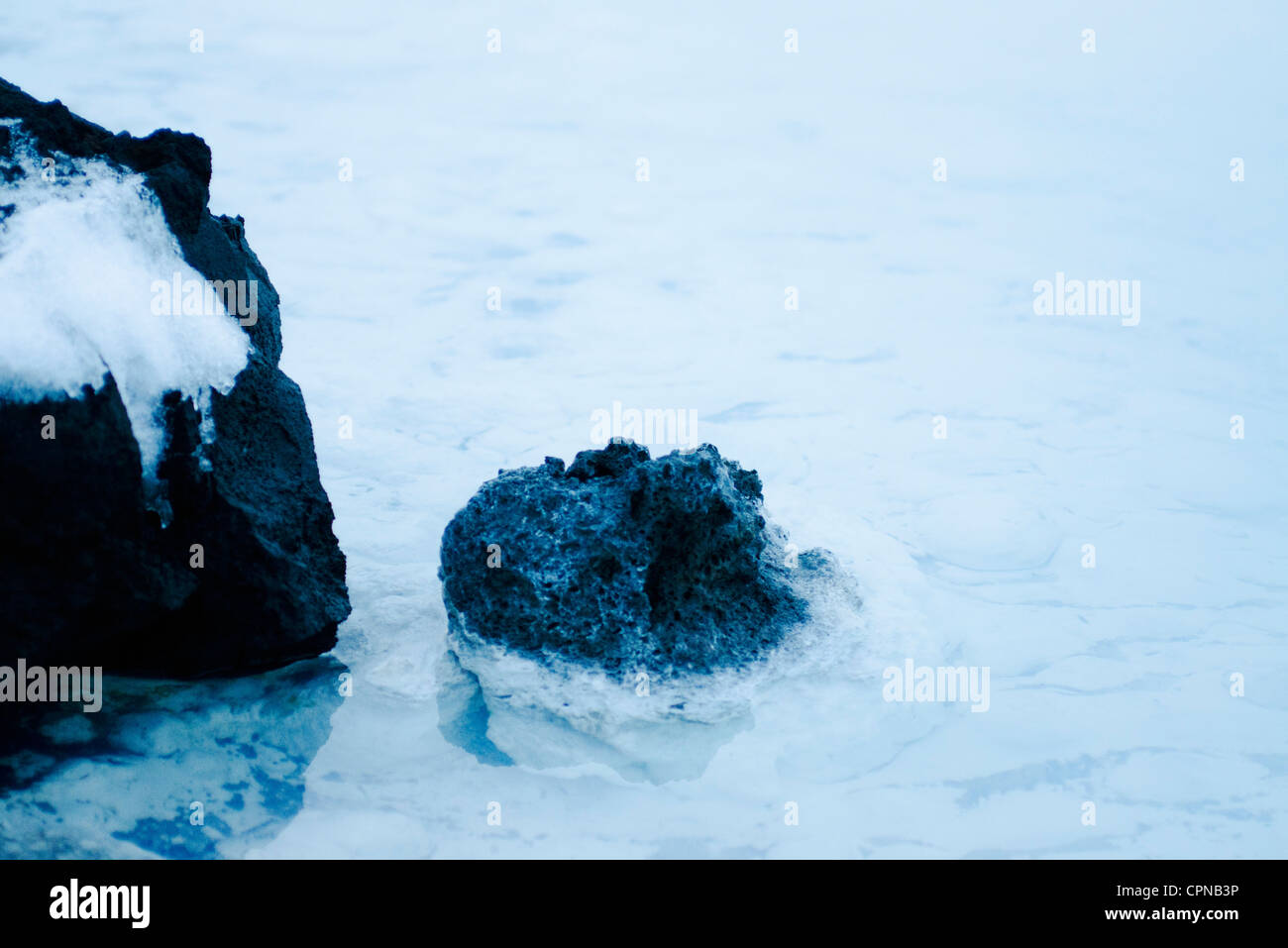 La roccia vulcanica coperto in silice di depositi di minerali, Laguna Blu, penisola di Reykjanes, Islanda Foto Stock