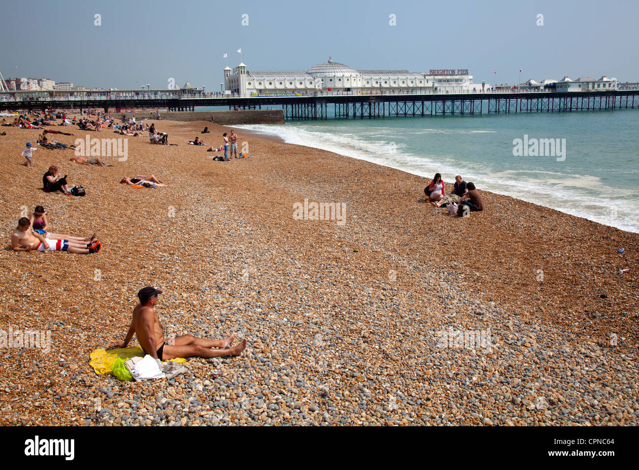 Al Molo di Brighton e Spiaggia - REGNO UNITO Foto Stock