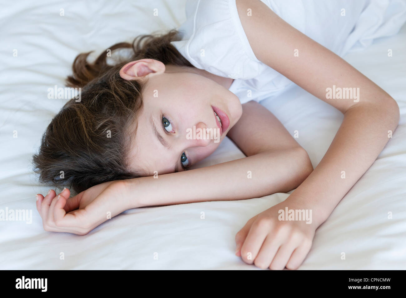 Ragazza distesa sul letto, ritratto Foto Stock