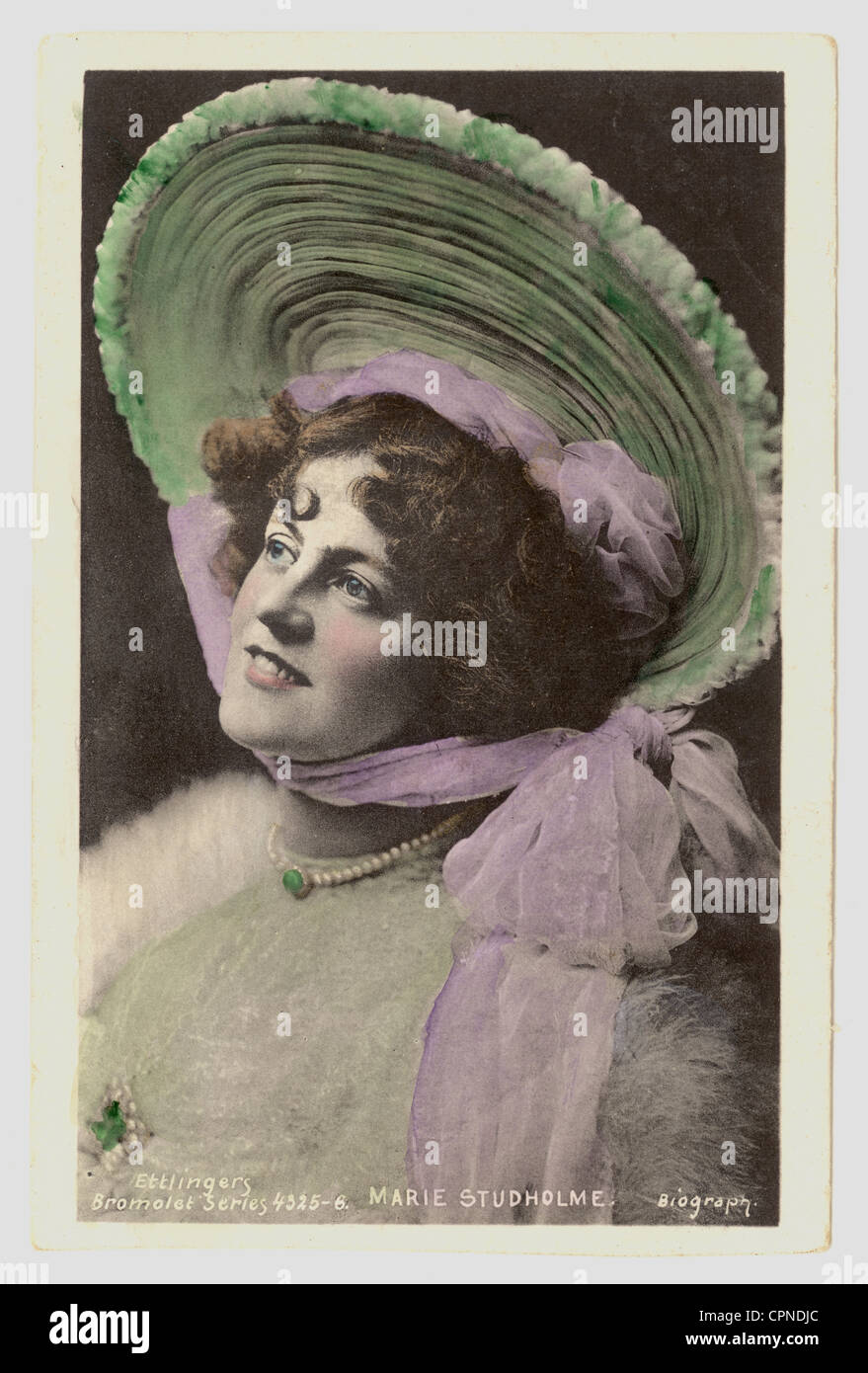 A mano cartolina oscurata del popolare inglese glamour Edwardian cantante e attrice, Marie Studholme, Regno Unito datata 1905 Foto Stock