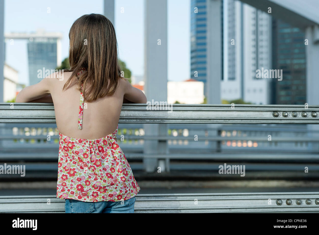 Ragazza guardando skyline della città, vista posteriore Foto Stock