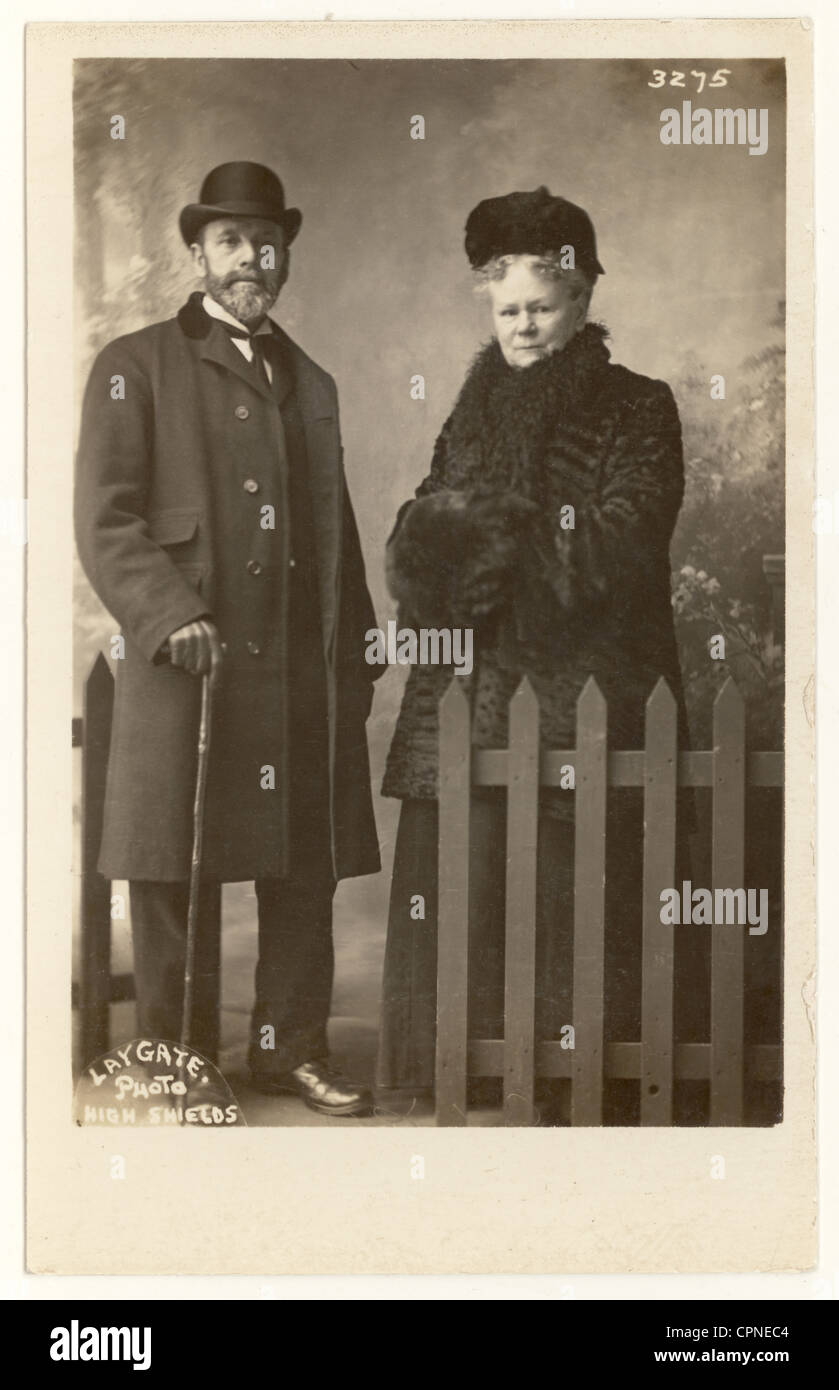 Studio ritratto di una coppia edoardiana intelligente, indossando un cappotto di pelliccia e un cappello bowler, 1908, South Tyneside, N.E. Inghilterra, Regno Unito Foto Stock