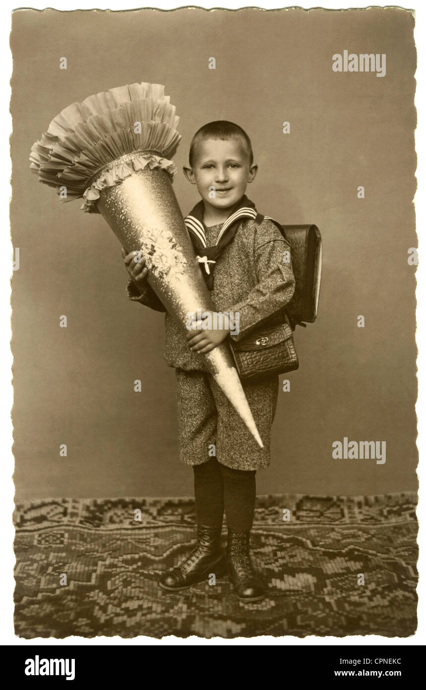 Pedagogia, scuola, alunno con schultuete e satchel, Germania, circa 1932, diritti aggiuntivi-clearences-non disponibile Foto Stock