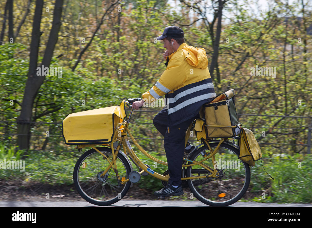 Tedesco Post postino consegna la posta su di una bicicletta Foto stock -  Alamy