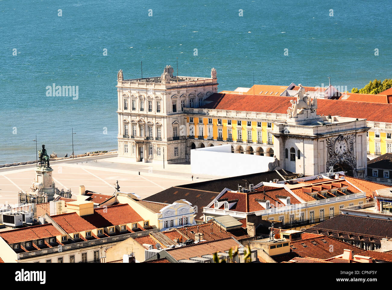 Vista del commercio posto a Lisbona, quartiere Baixa vicino al famoso fiume Tage Foto Stock