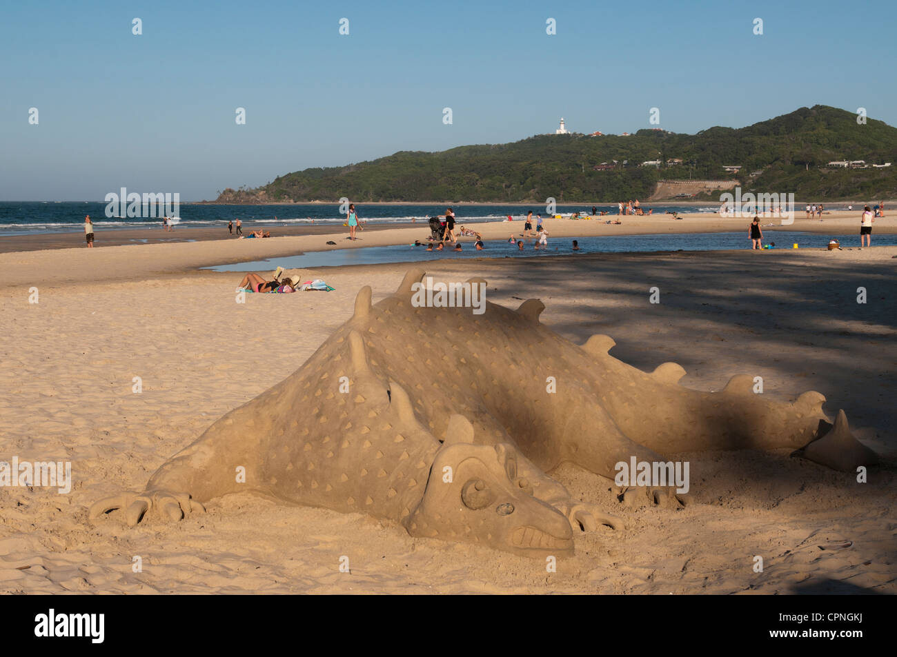 La scultura di sabbia di un dinosauro su Byron Bay alla spiaggia principale Foto Stock