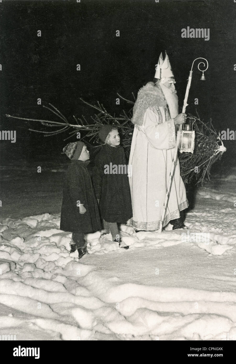 Natale, San Nicola sta portando l'albero di Natale, Germania, circa 1954, Additional-Rights-Clearences-non disponibile Foto Stock