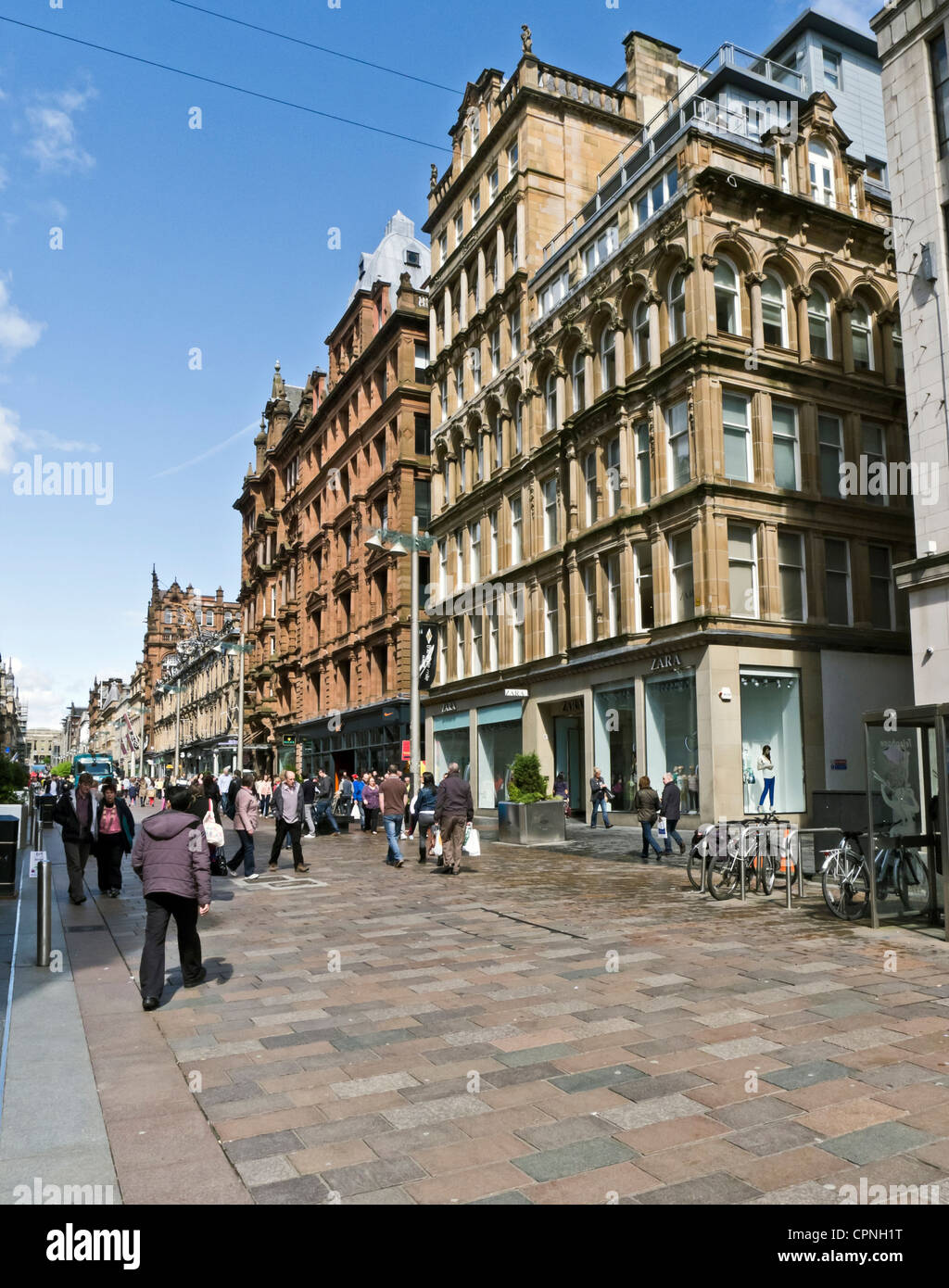Gli acquirenti e i visitatori a Buchanan Street a Glasgow Scozia su una soleggiata giornata di primavera Foto Stock