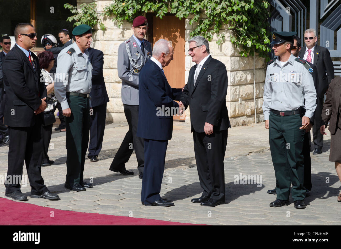 Il presidente israeliano Shimon Peres e il suo omologo tedesco Joachim Gauck rivedere un militare di guardia d'onore durante una cerimonia di saluti Foto Stock