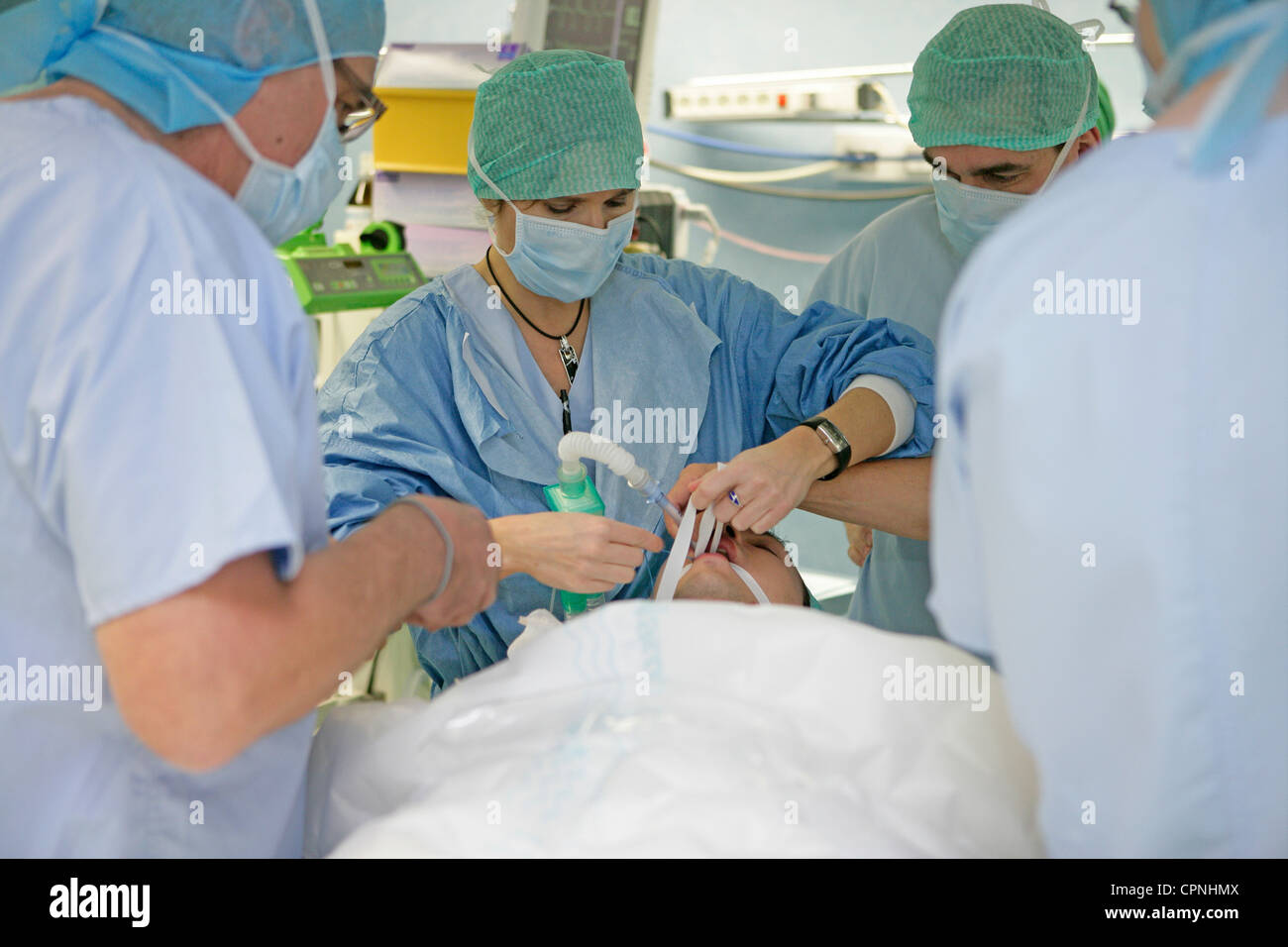 Intubazione tracheale Foto Stock