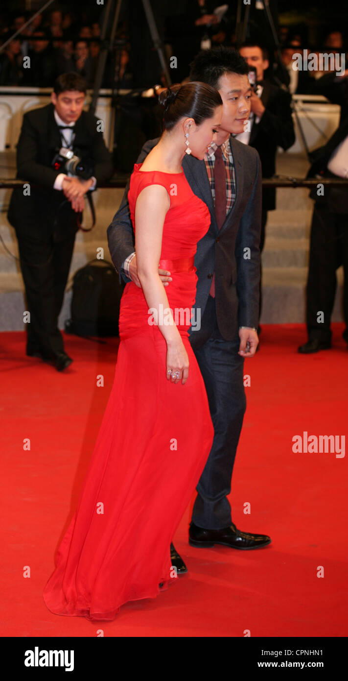 Tong Dawei e Guan Yue arrivando al gala proiezione del film Baad El Mawkeaa al sessantacinquesimo Festival del Cinema di Cannes. Foto Stock