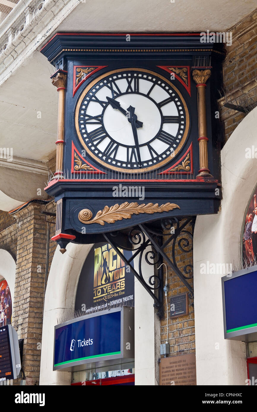 Londra ,Charing Cross L'orologio stazione di Maggio 2012 Foto Stock