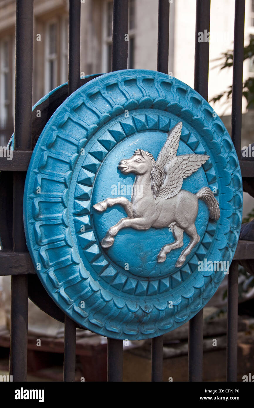 City of London, Victoria Embankment tempio interno Pegasus emblema Maggio 2012 Foto Stock