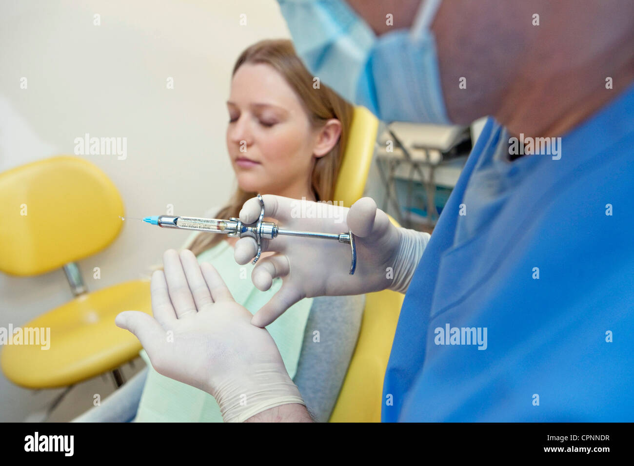 Per le cure dentarie, adolescente Foto Stock