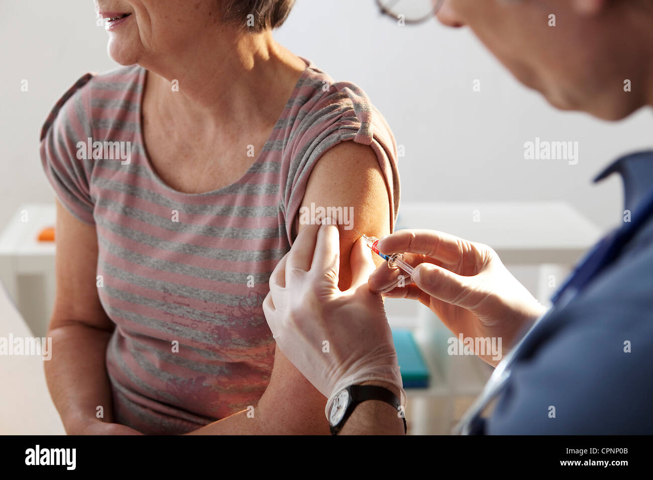La vaccinazione di una persona anziana Foto Stock