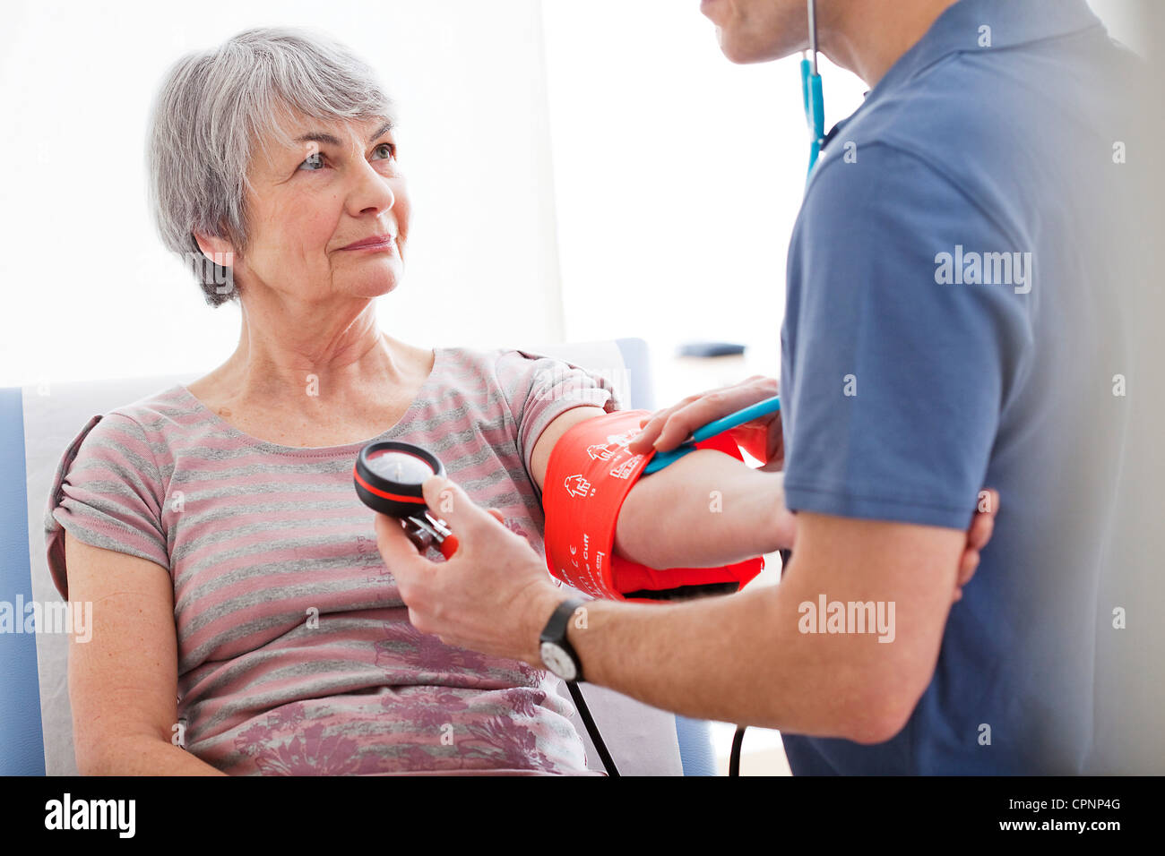 La pressione sanguigna, la persona anziana Foto Stock
