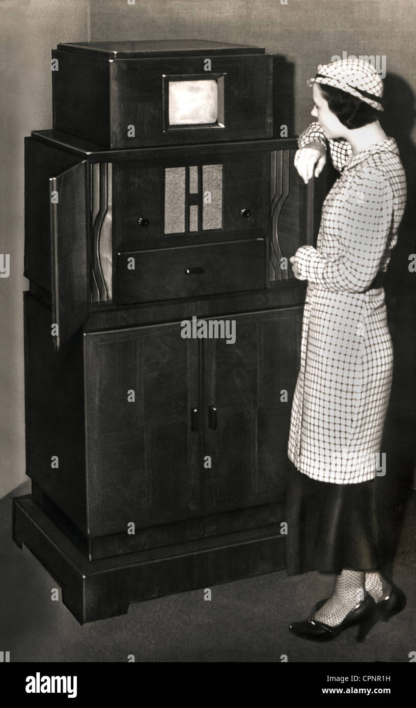 Trasmissione, televisione, ricevitore televisivo Telefunken FE i, uno dei primi televisori con tubo a raggi catodici, radio show, Berlino, Germania, 1932, Additional-Rights-Clearences-Not Available Foto Stock