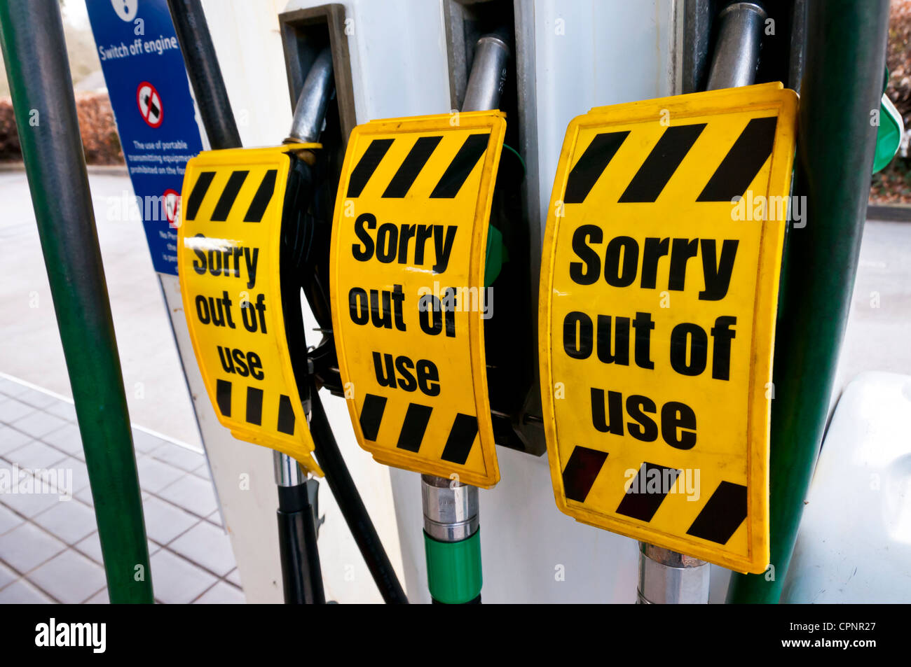 Le pompe di benzina con fuori uso canta alla stazione di benzina, Inghilterra Foto Stock