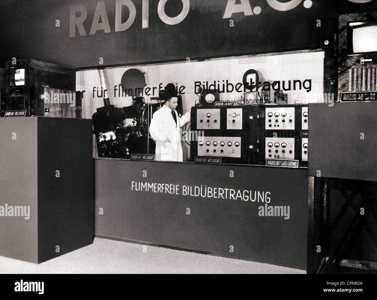 Trasmissione, televisione, presentazione della trasmissione senza sfarfallio di immagini con la scansione interlacciata, radio AG D.S. Loewe, Berlino, Germania, 1935, diritti-aggiuntivi-clearences-non disponibile Foto Stock