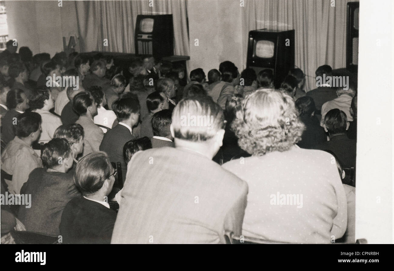 Broadcast / televisione, telespettatori, una delle prime presentazioni televisive pubbliche in Germania dopo la guerra, presentazione della nuova televisione media per un pubblico in una sala, Germania, circa 1952, diritti aggiuntivi-clearences-non disponibile Foto Stock