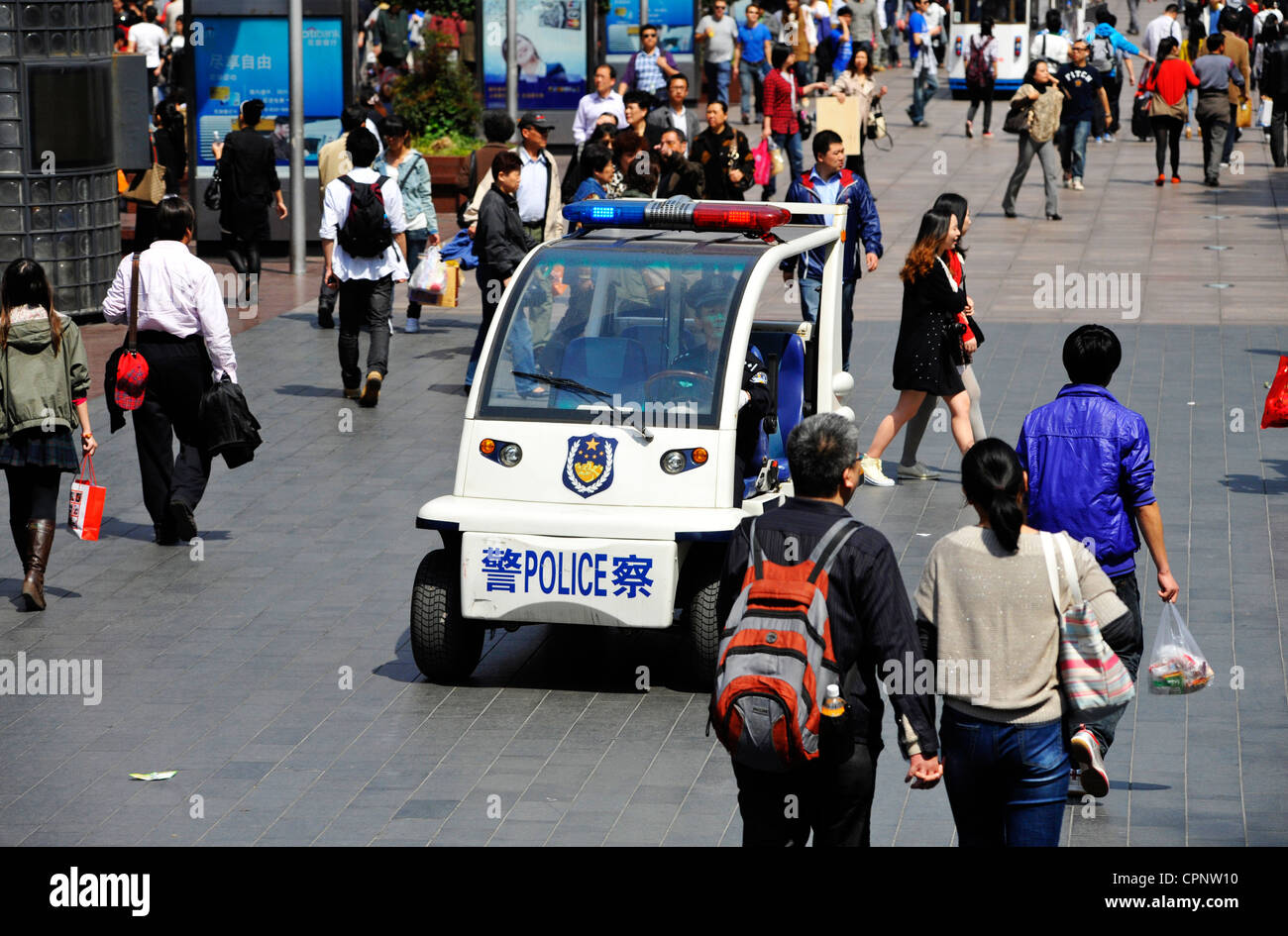 Uno elettrico auto della polizia pattuglia East Nanjing Road a Shanghai. Foto Stock