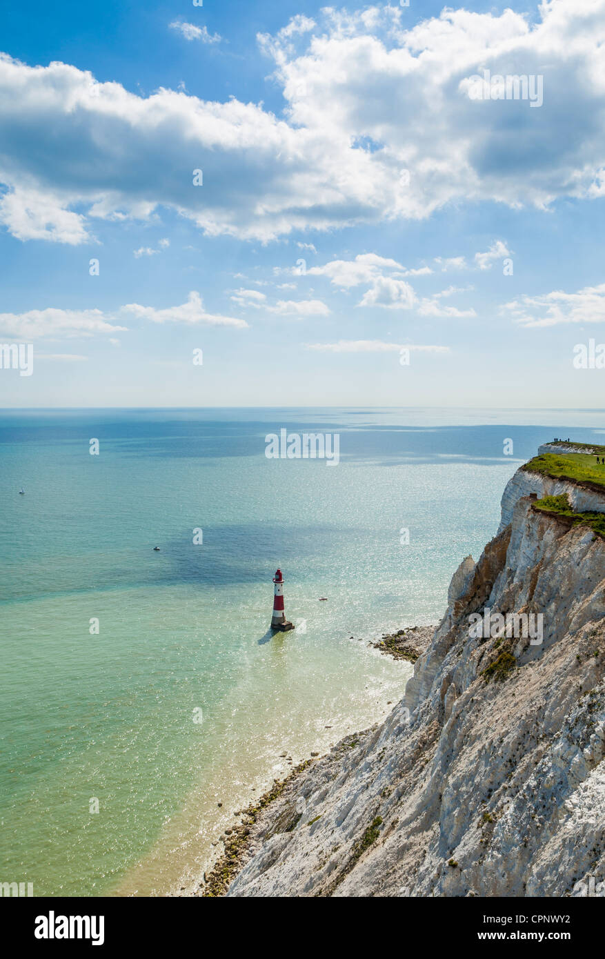 Beachy Head Lighthouse con chalk cliffs in primo piano. Foto Stock