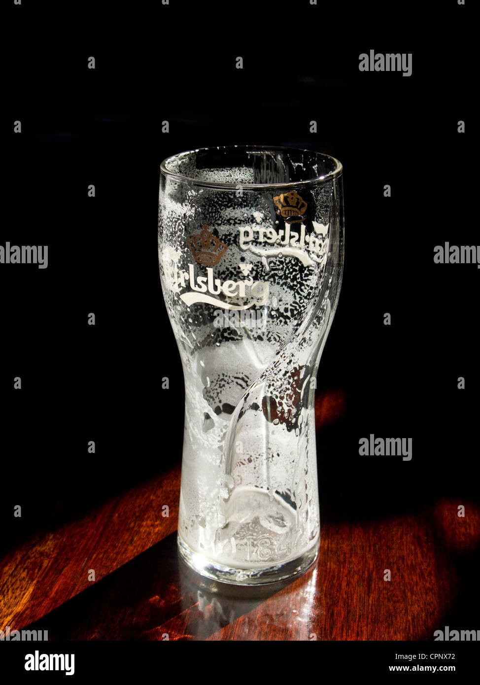 Vuoto in vetro di birra - Carlsberg lager pinta di vetro Foto Stock