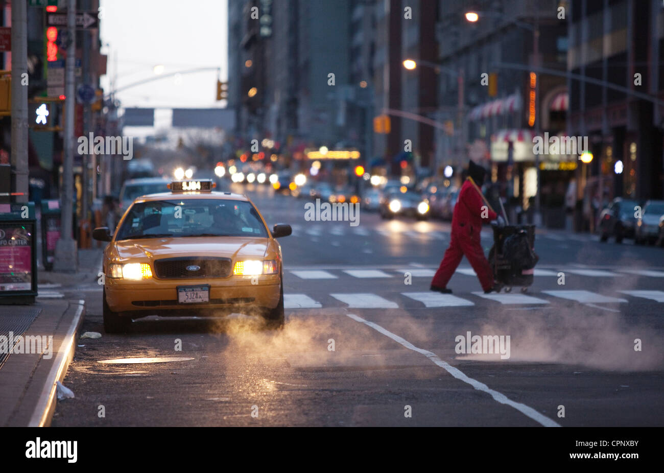 Taxi in attesa nei pressi di Times Square a New York City Theatre District Foto Stock