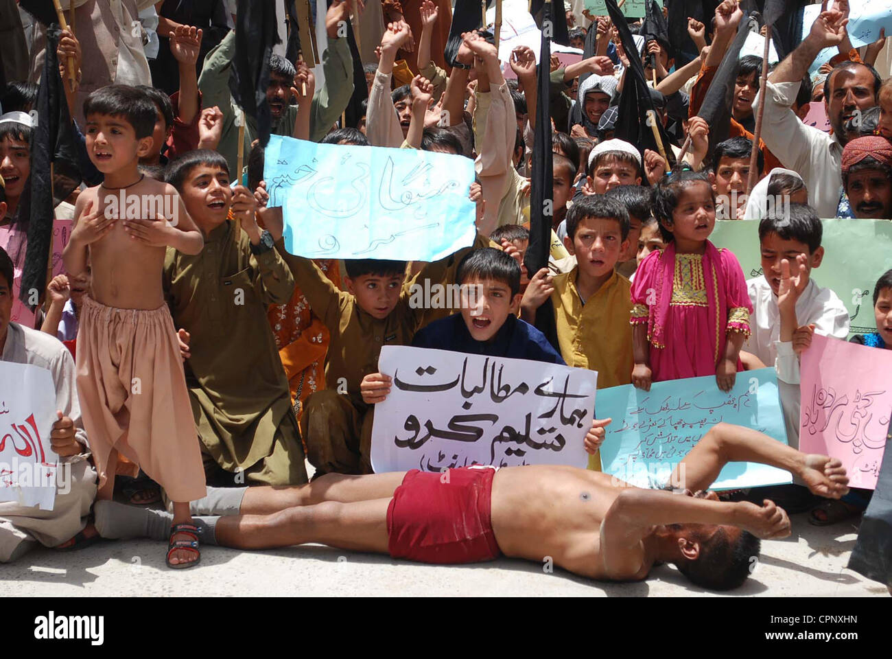 APCA Baluchistan in scena la protesta di fronte a Quetta Press Club il martedì. I contestatori ha intonato slogan per l approvazione delle loro richieste. I manifestanti hanno chiesto di eliminare l'inflazione dal paese a Quetta Maggio 29, 2012 Foto Stock