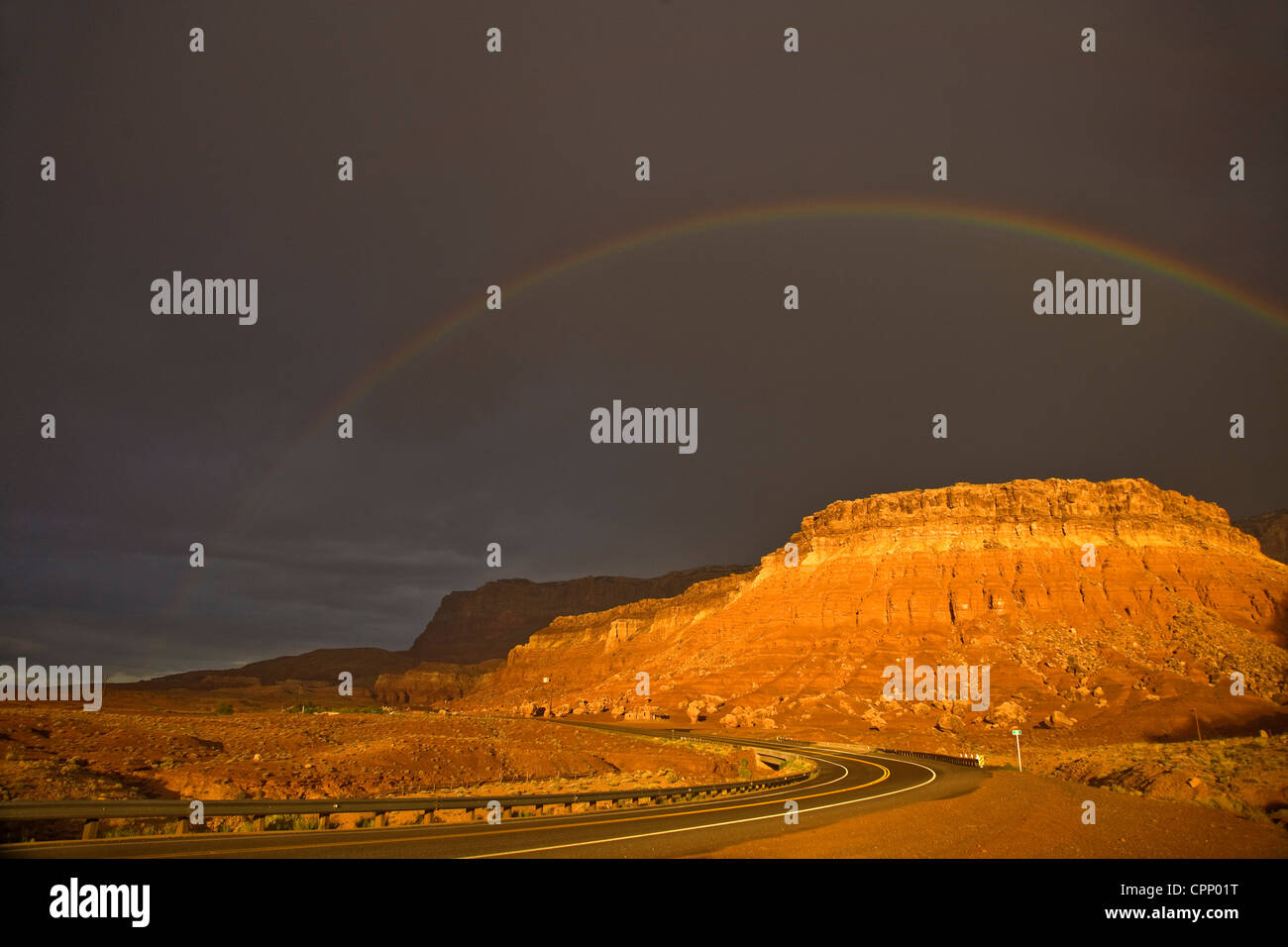 Rainbow si eleva al di sopra del Vermiglio scogliere e Autostrada 89a vicino a Marble Canyon, Arizona Foto Stock