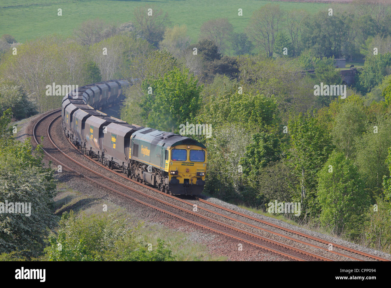 Freightliner 66506 mainline locomotiva diesel treno vicino a bassa Barone fattoria di legno Armathwaite Eden Valley, Cumbria, England, Regno Unito Foto Stock