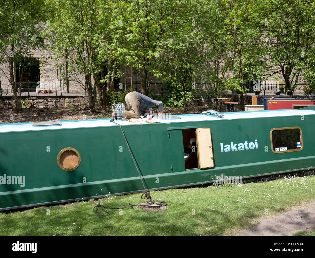 Uomo al lavoro sul suo Barge, Uppermill, Greater Manchester, Regno Unito. Foto Stock