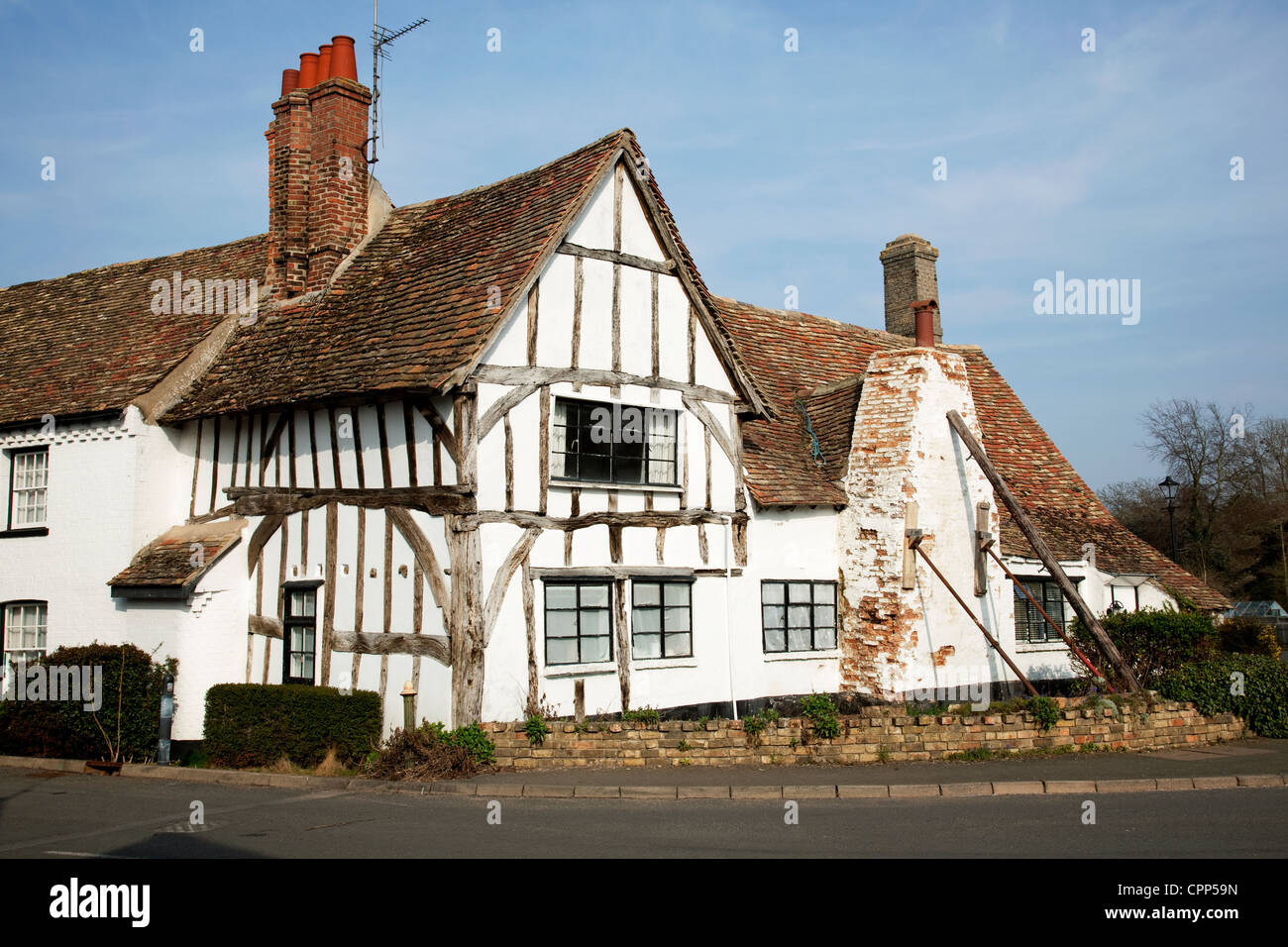 Tudor House con problema di subsidenza. Foto Stock