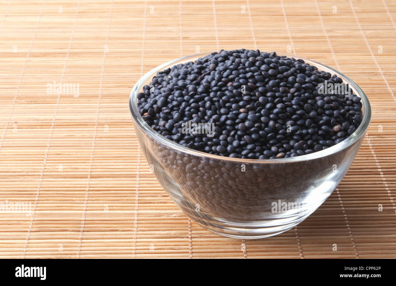 Vaso di vetro pieno di lenticchie beluga Foto Stock