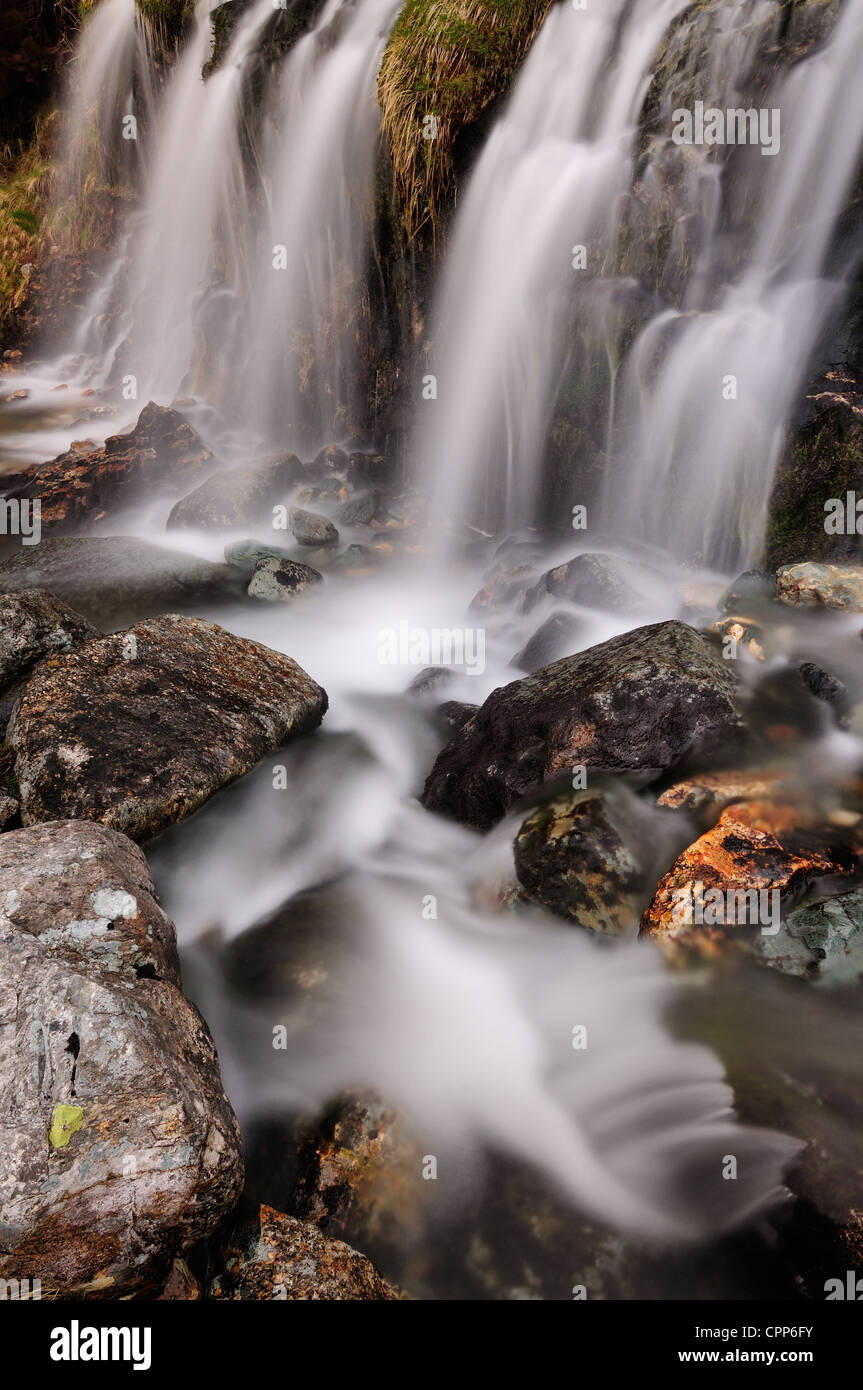 Leve cascata vicino a Coniston nel Lake District inglese Foto Stock