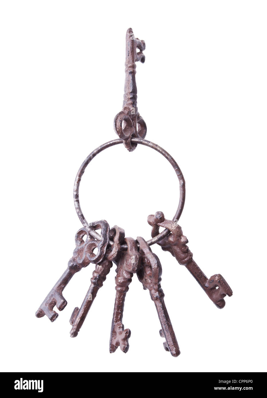 Mazzo di chiavi antiche isolati su sfondo bianco Foto Stock