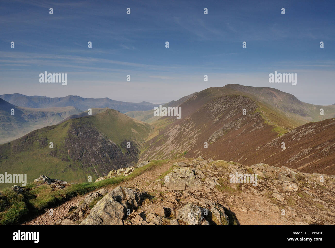 Guardando verso la cicatrice balze e Knott Rigg dal vertice di Causey Pike in estate nel Lake District inglese Foto Stock