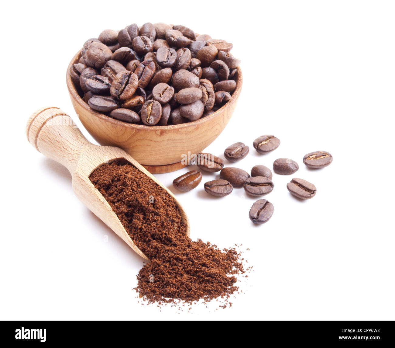 Il caffè macinato e i chicchi di caffè isolato su sfondo bianco Foto Stock