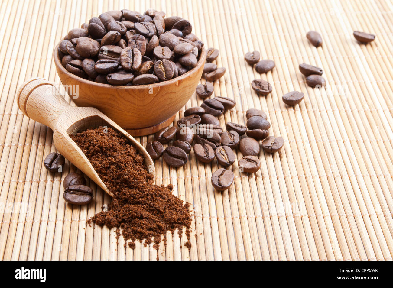 Vita Tranquilla con il macinato di caffè e caffè in grani Foto Stock